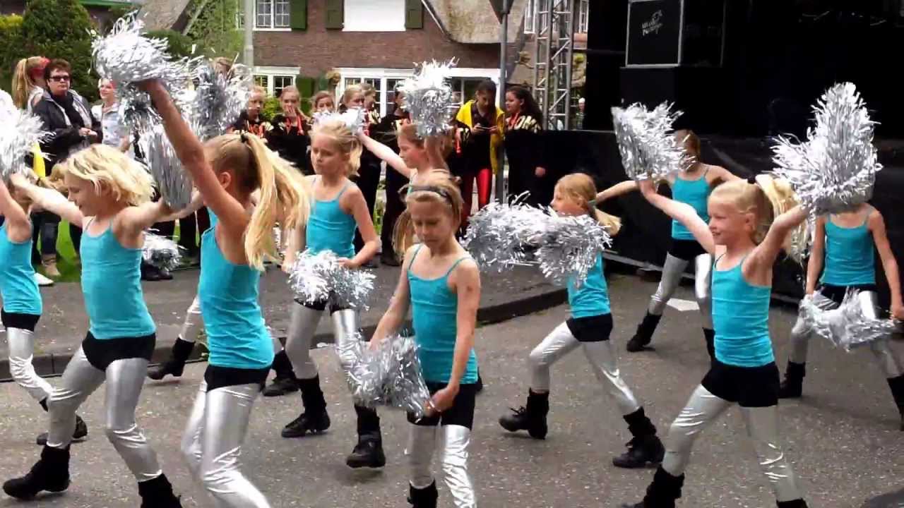 Mini Stars van dansstudio Moving Stars uit Amersfoort treden op tbv Kika