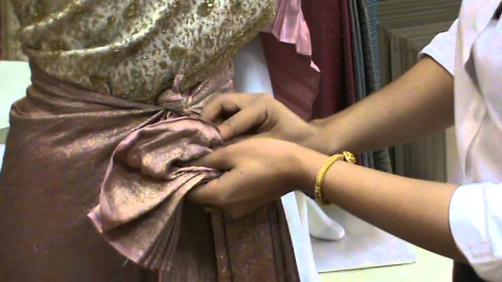 สาธิตวิธีการนุ้งผ้าแบบจับจีบหน้านางปล่อยชายพกแบบโบราณ (ร้าน love to smile)