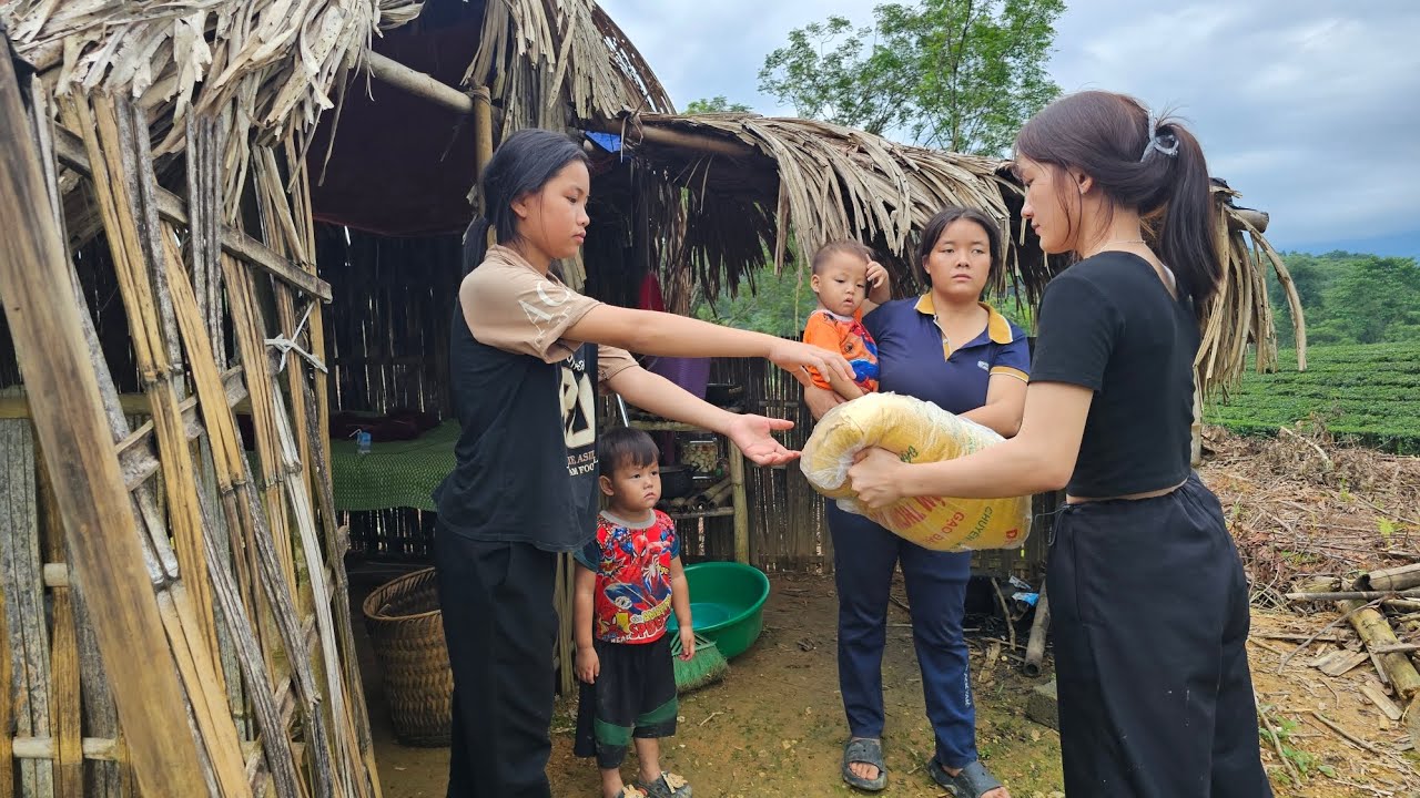 The girl saw that Ly Thi My's family was very poor so she bought rice for her family