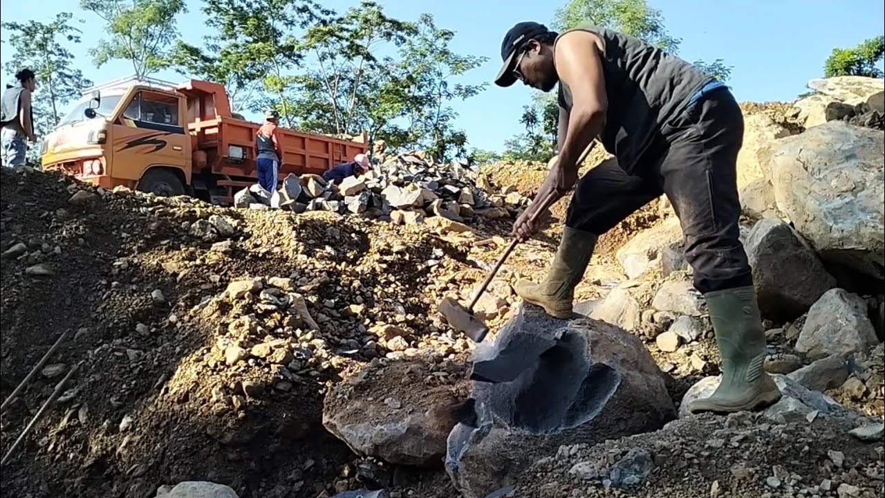 Mengerjakan tugas pekerjaan demi dapatkan uang