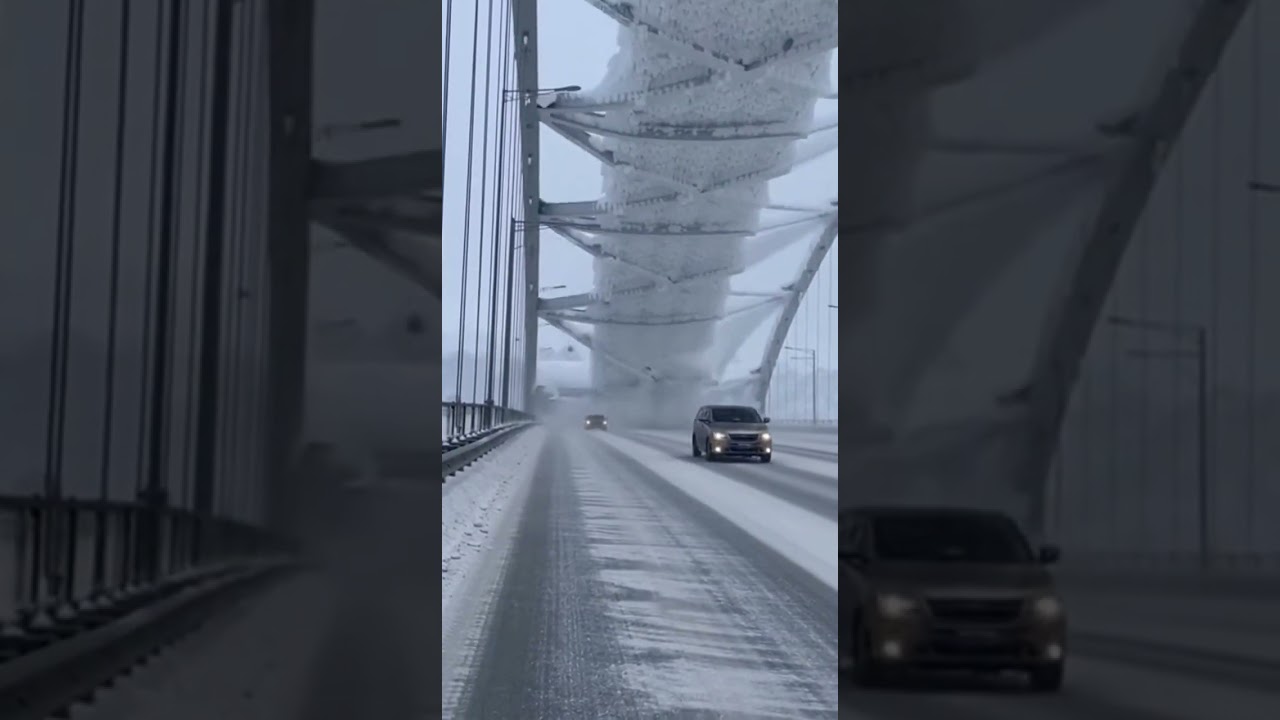 Не убирали снег на мосту, а он не выдержал! Вот это дааа...
