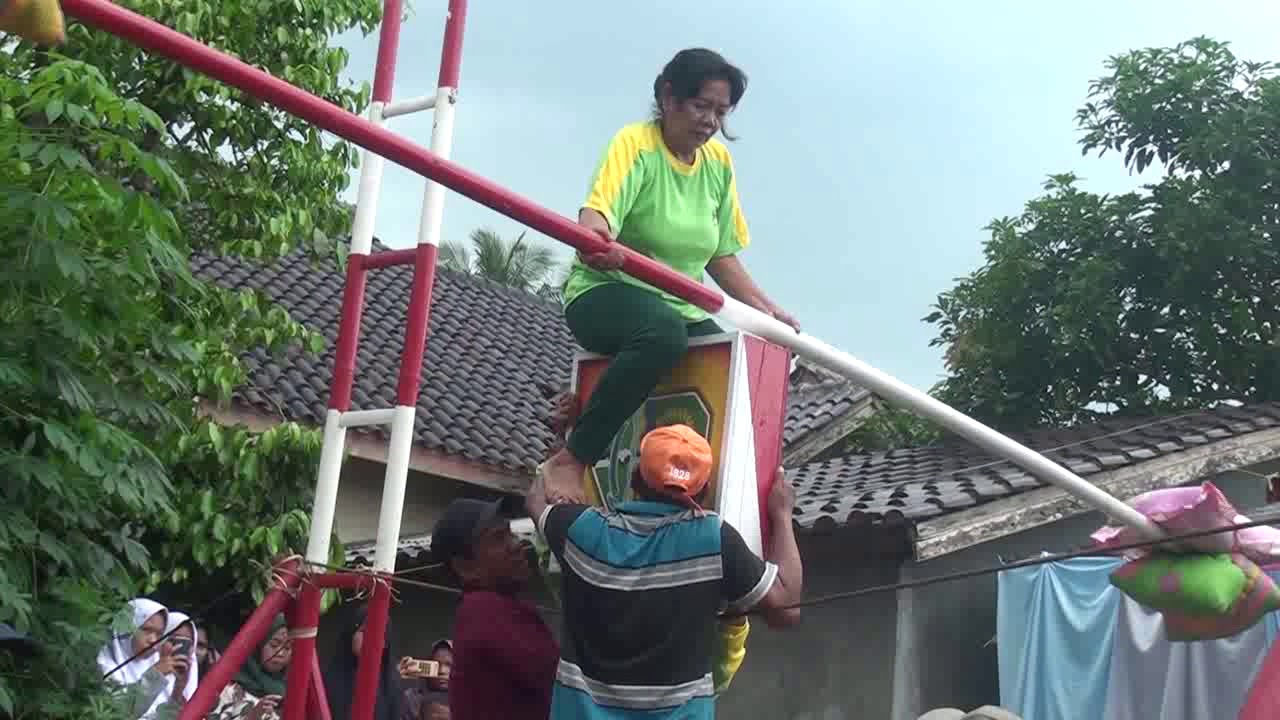 WOWW!!! Atraksi Jalan di Atas Tali || Seni Genjring Aktobat Klasik Dangdut Putra Sadewa