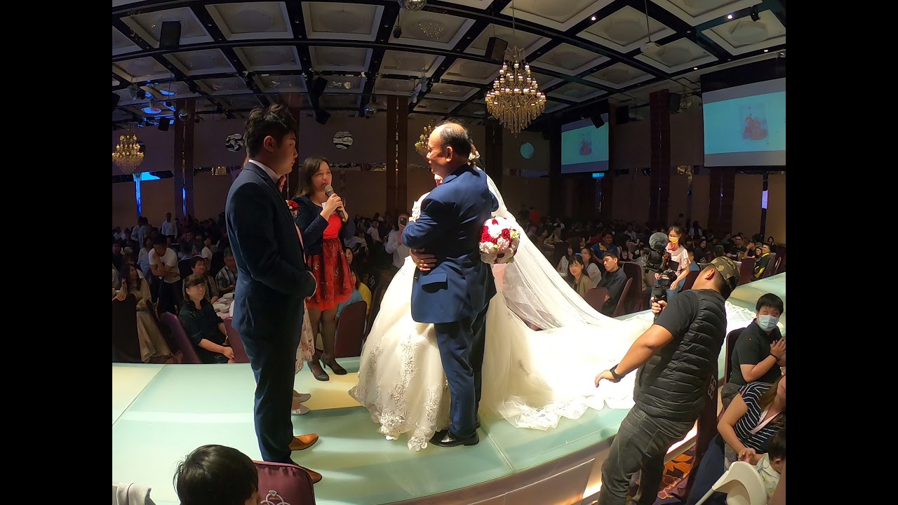 雙方主婚人與新郎新娘進場