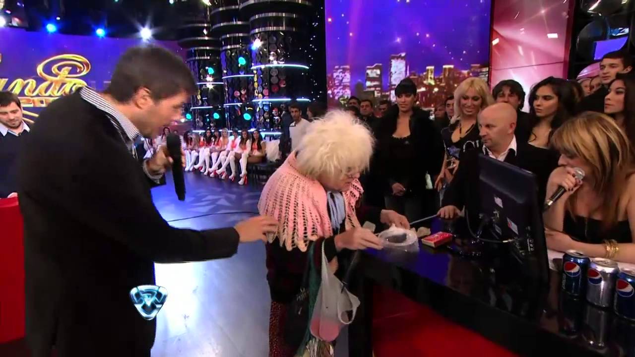 Showmatch 2012 - La Abuela le hizo preguntas fuertes a Tinelli