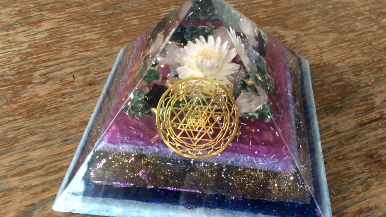 Orgonite Giza piramide XL 'Rozenkwarts, aventurijn en shungit'