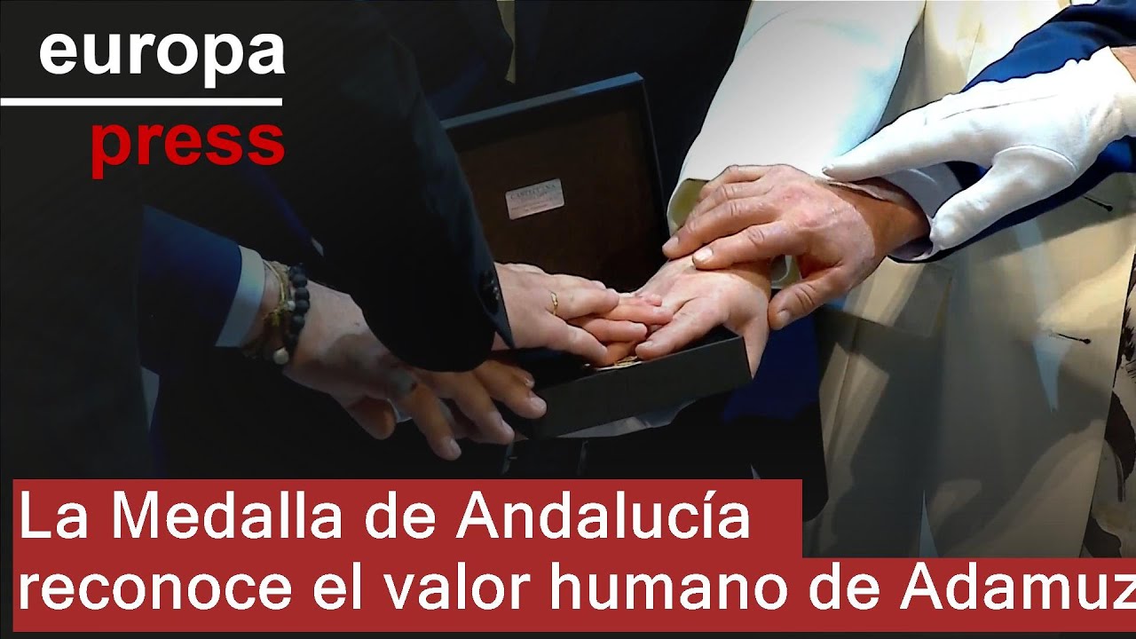 Larga ovación al recibir el pueblo de Adamuz la Medalla de Andalucía