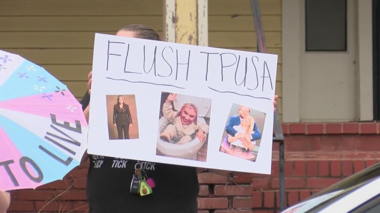 Четверо протестующих были арестованы после драки возле резиденции губернатора, последовавшей за з...