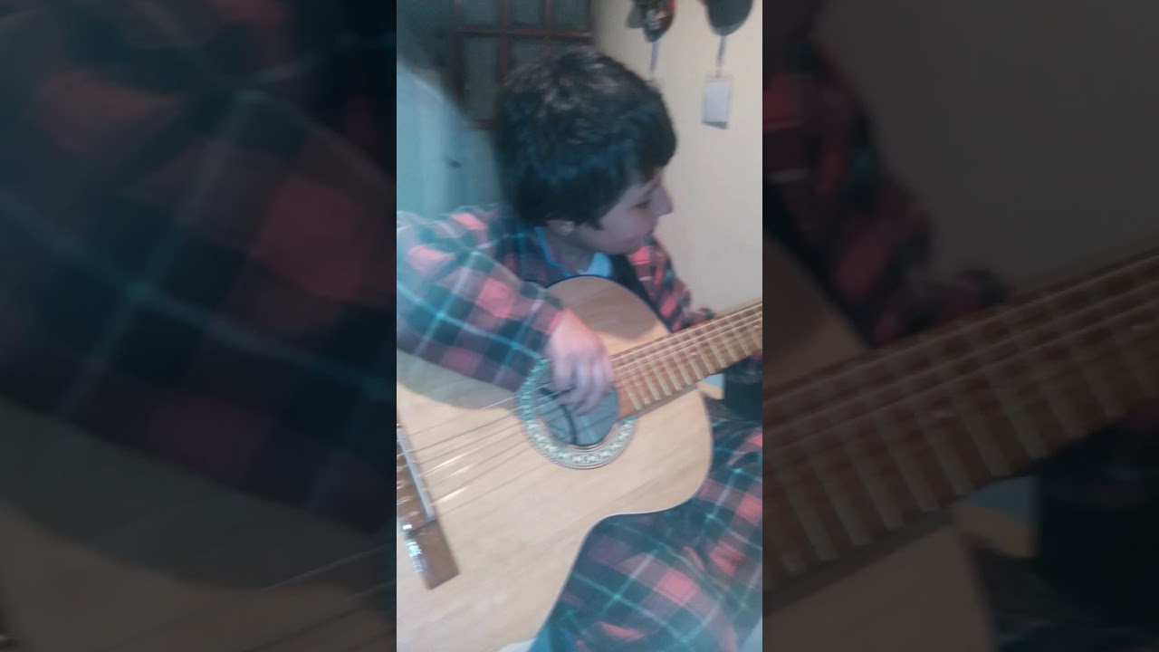Gabriel. Exe tocando guitarra