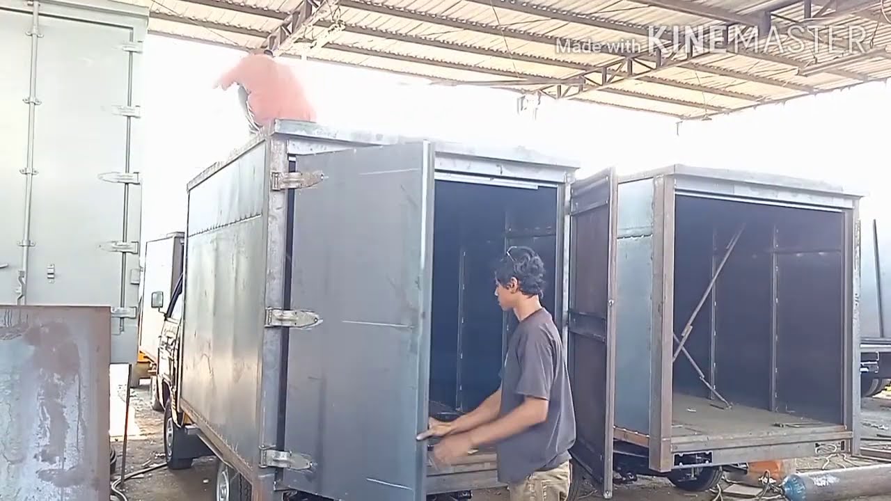 Proses perakitan box besi Mitsubishi L300 di karoseri