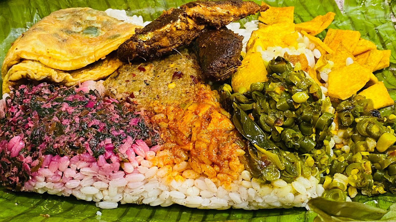 സ്വാദിഷ്ടമായ പൊതിച്ചോറ്😋, മുളക് ചുട്ടരച്ച ചമ്മന്തിയും ഓംലറ്റും മാങ്ങയിഞ്ചി അച്ചാറും മീൻ ഫ്രൈയും.....