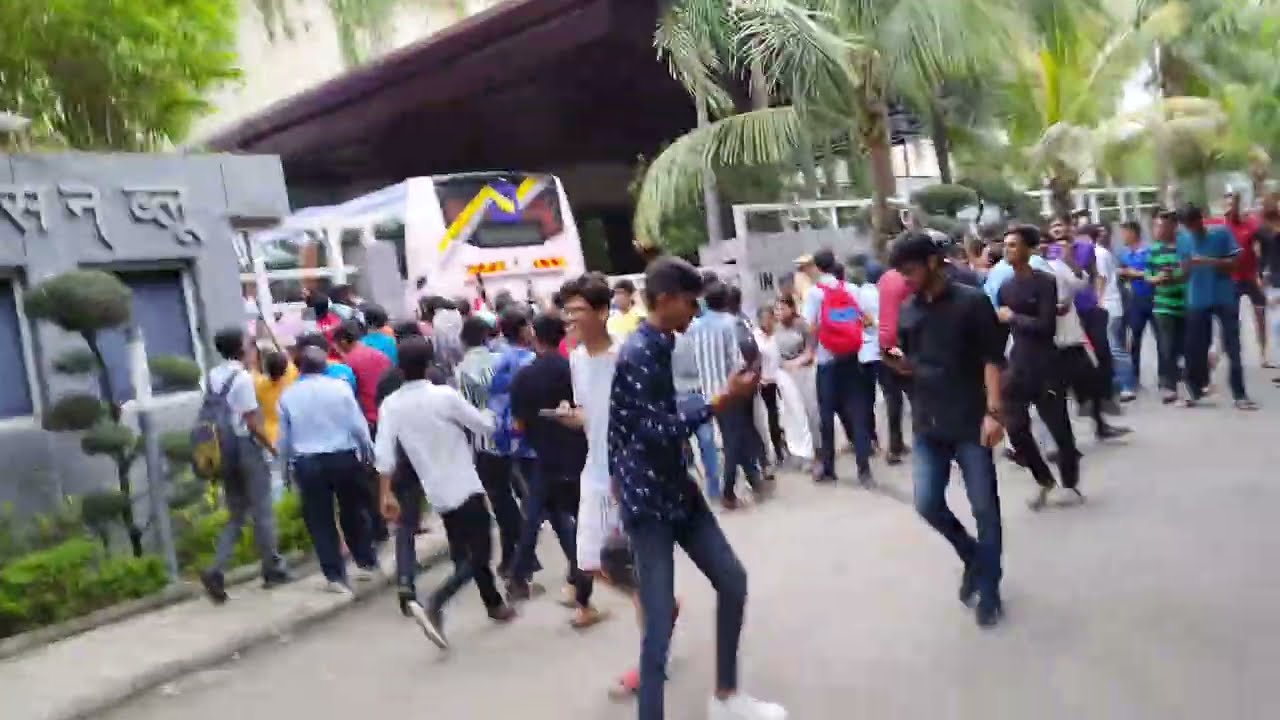 नागपुर के रेडिसन होटल में पहुंची इंडिया क्रिकेट  टीम।  देखने आई नागपुर की पब्लिक