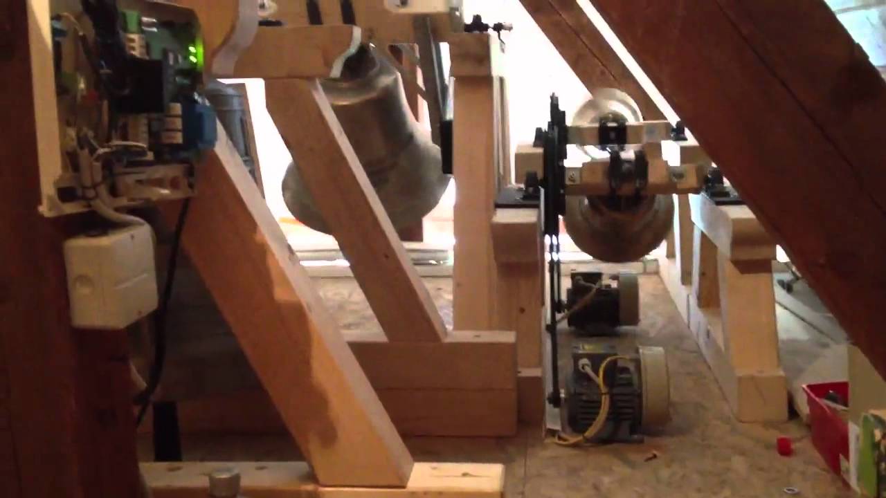 Plenum mit insgesamt acht Bronzeglocken