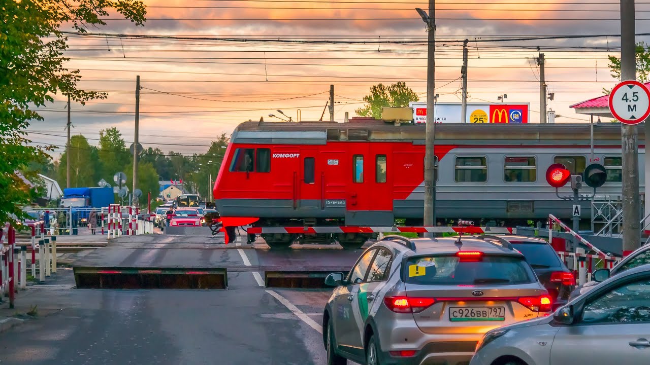 ЖЕЛЕЗНАЯ ДОРОГА. Пригородные поезда проходят жд переезд. Станция Царское Село. Пушкин