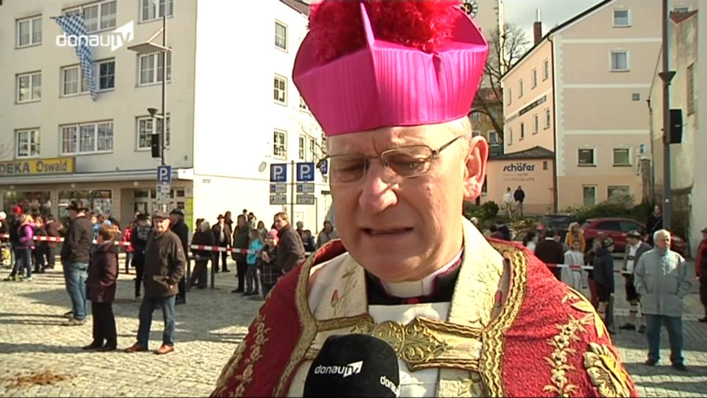 Aprilwetter – Über 400 Reiter beim traditionellen Osterritt in Regen!