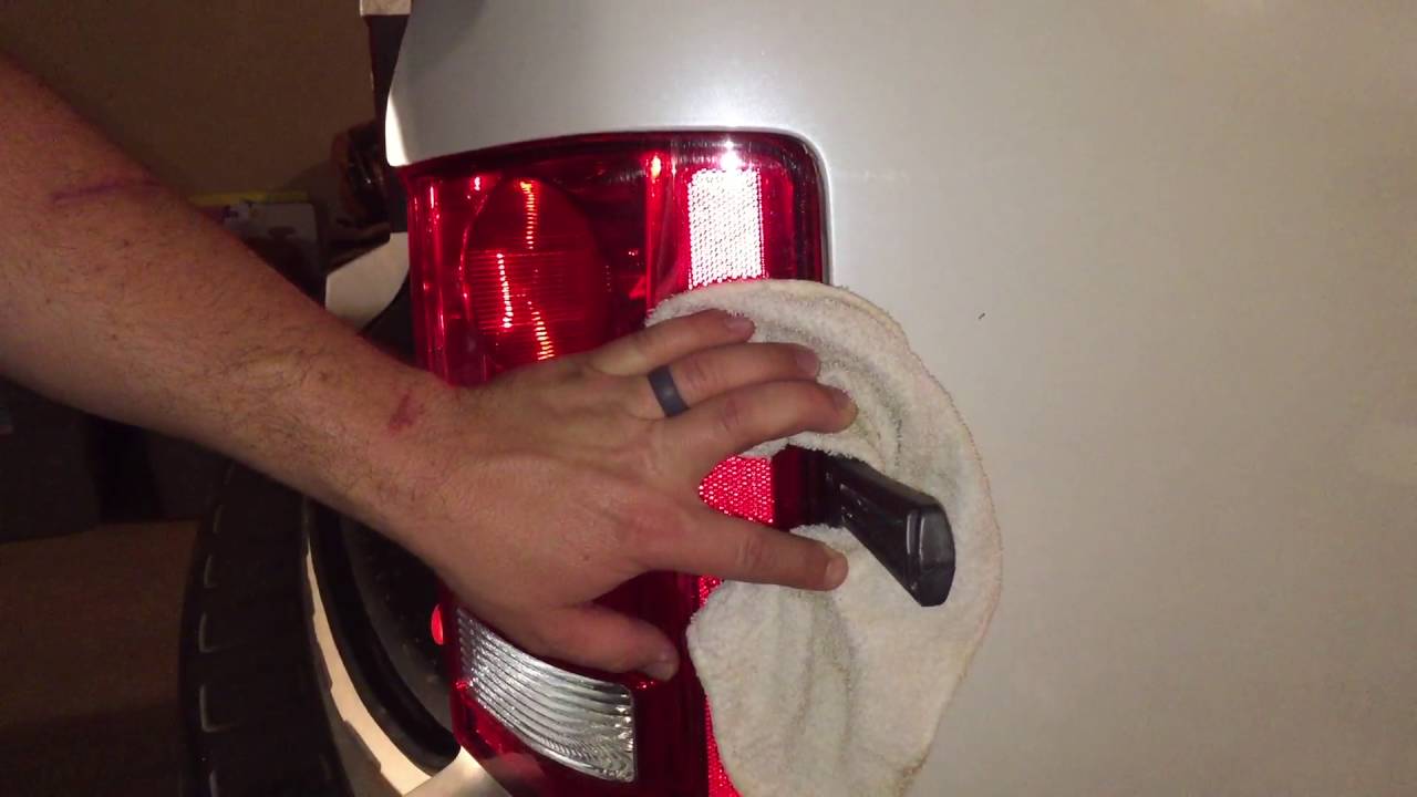 How To: Replace Tail Light Bulbs on a Honda Pilot