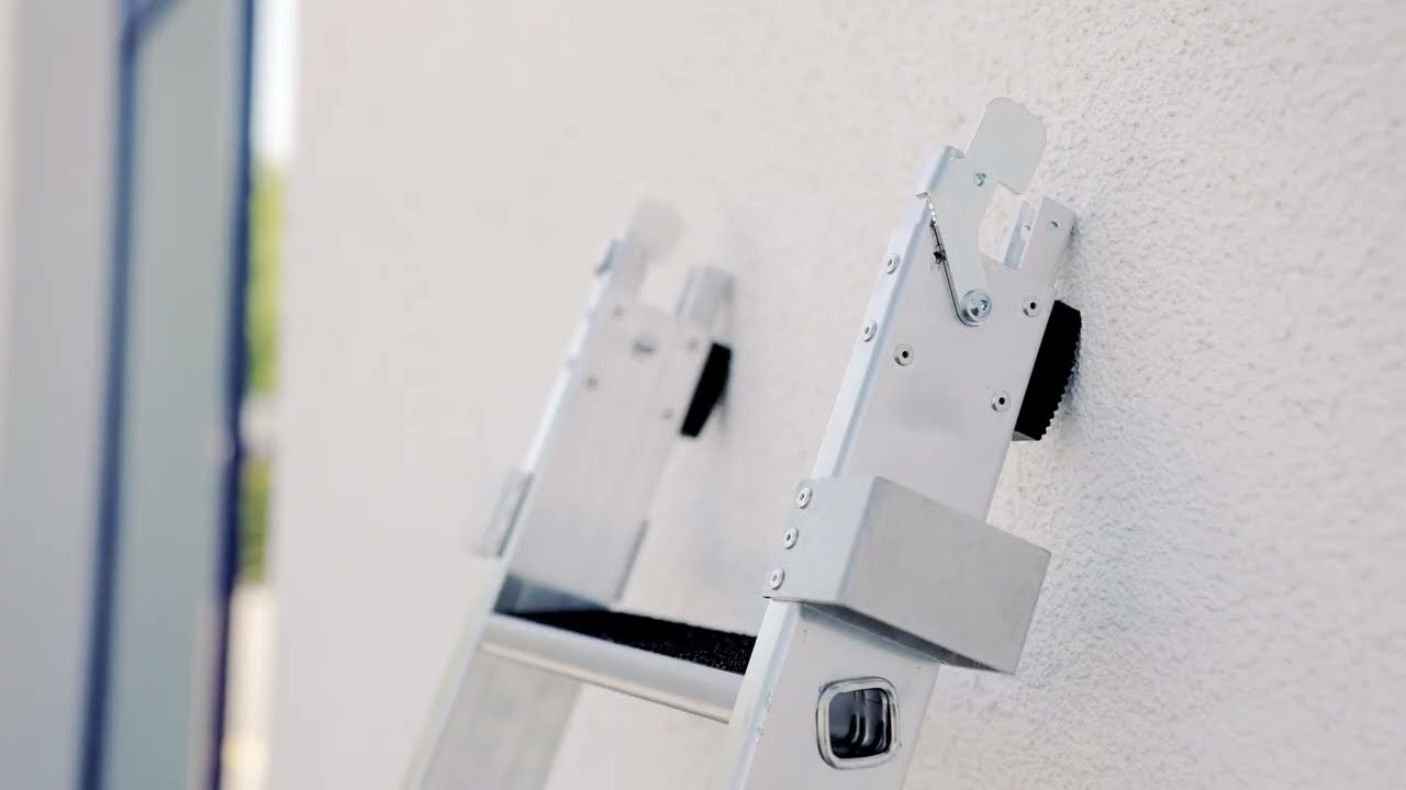 Stufen​-​Glasreinigerleiter mit nivello Traverse und clip-step R13