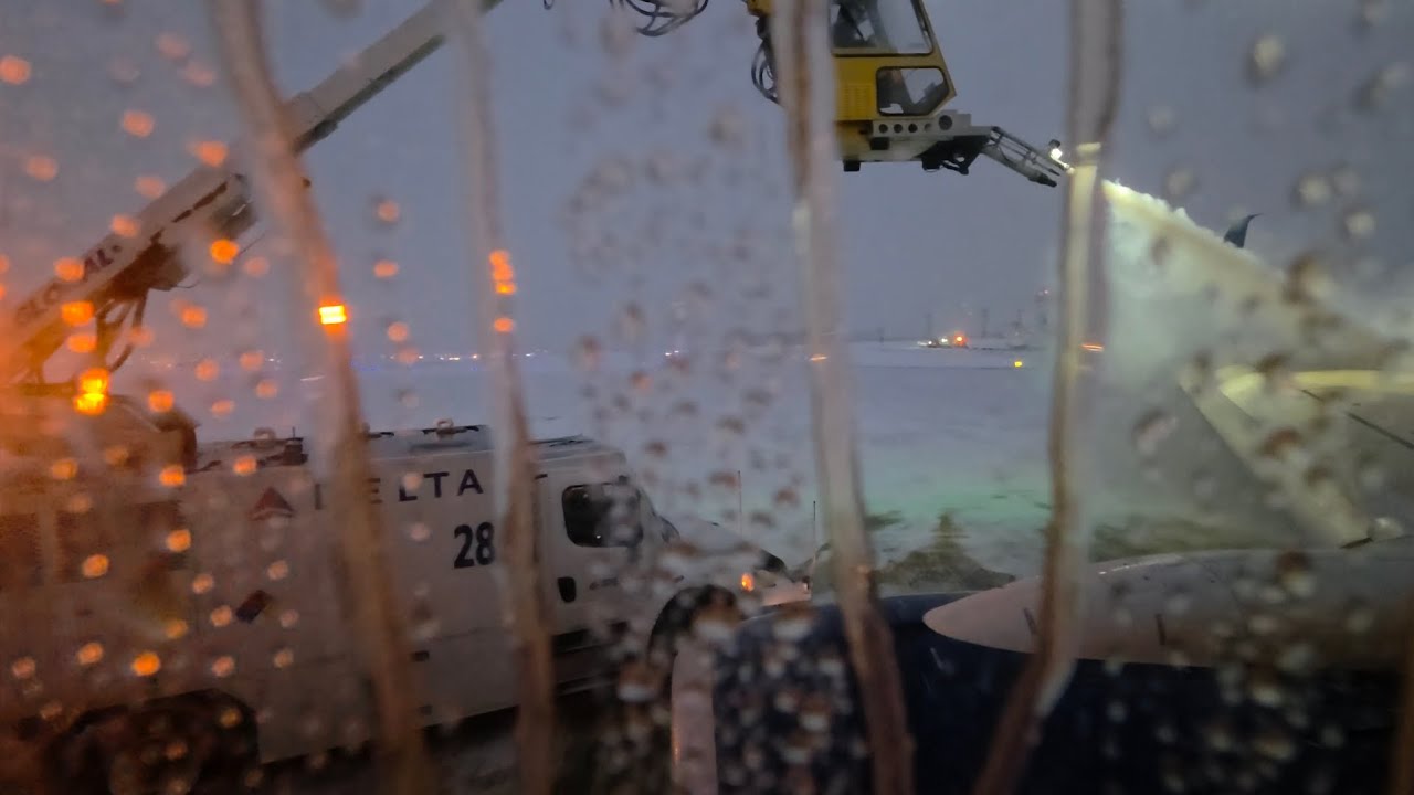 Planes De-icing and Snow Removal Equipment at Minneapolis MSP Airport (4K HDR)