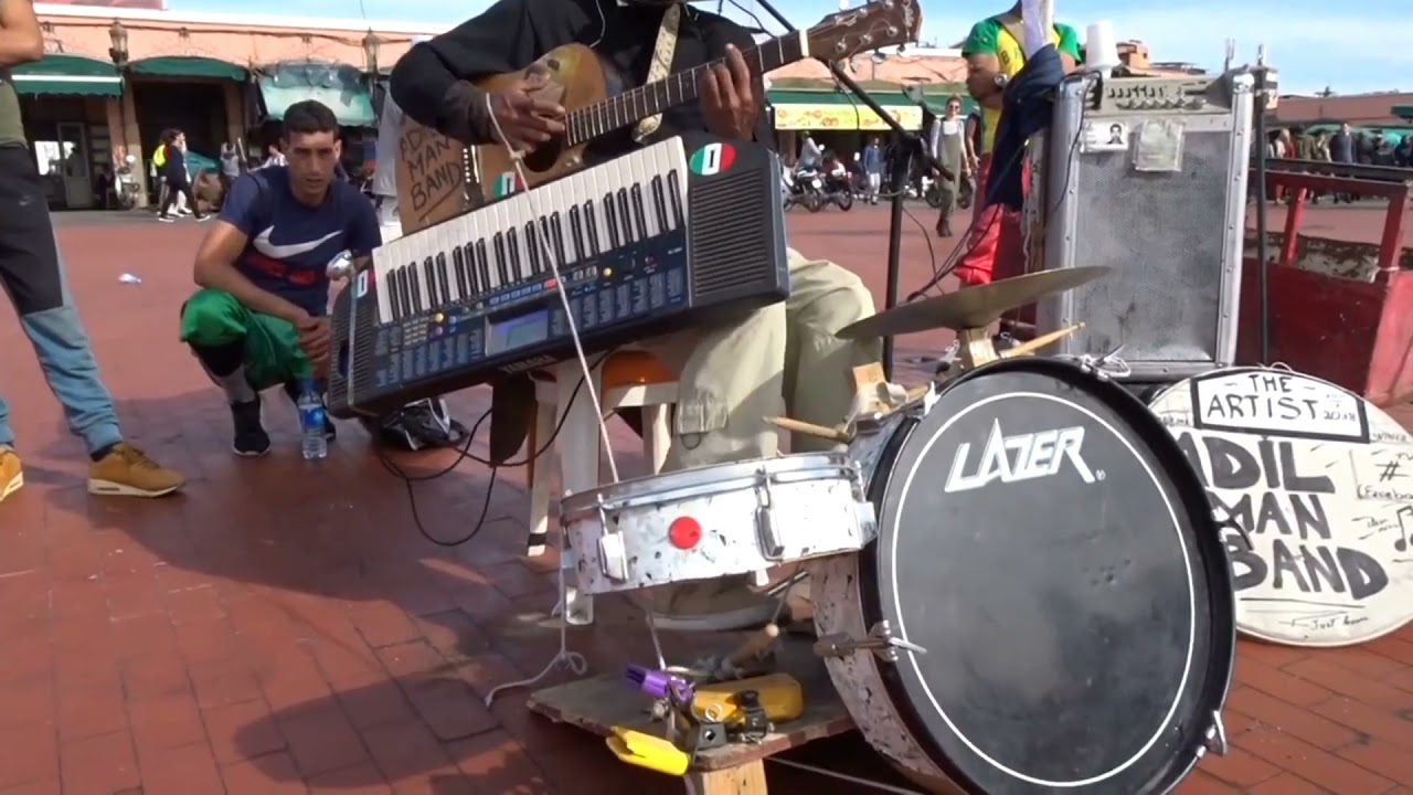 فيدو يستحق المشاهدة فنان كبير يبهر الجمهور بالاته الموسيقية adil man band