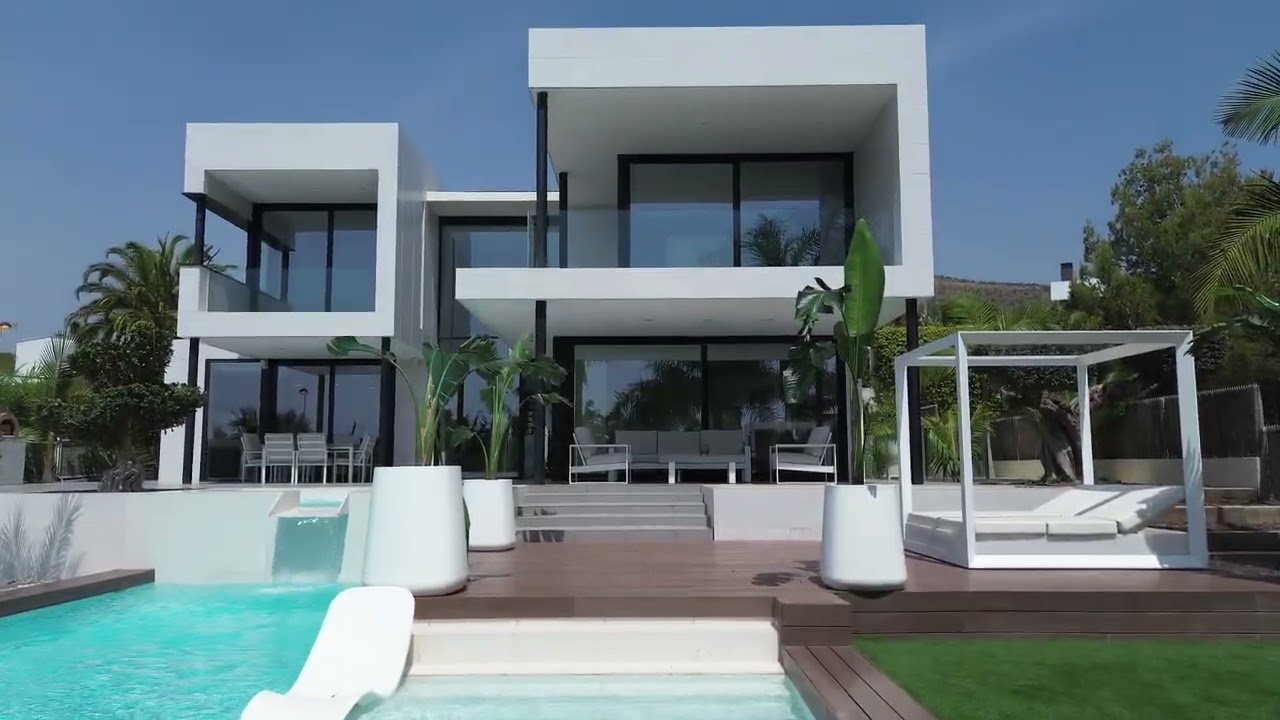 Espectacular Villa de Diseño en Los Monasterios