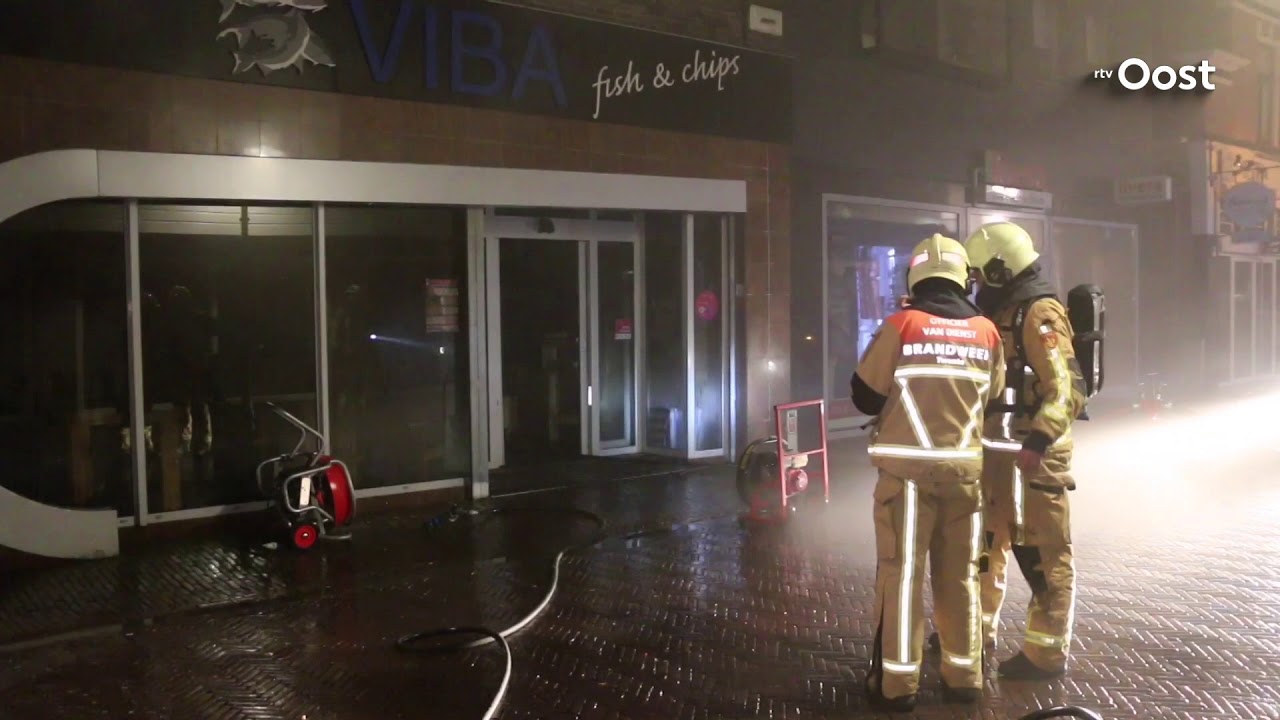 Brand in centrum Oldenzaal; viswinkel en bovenwoning hebben veel schade