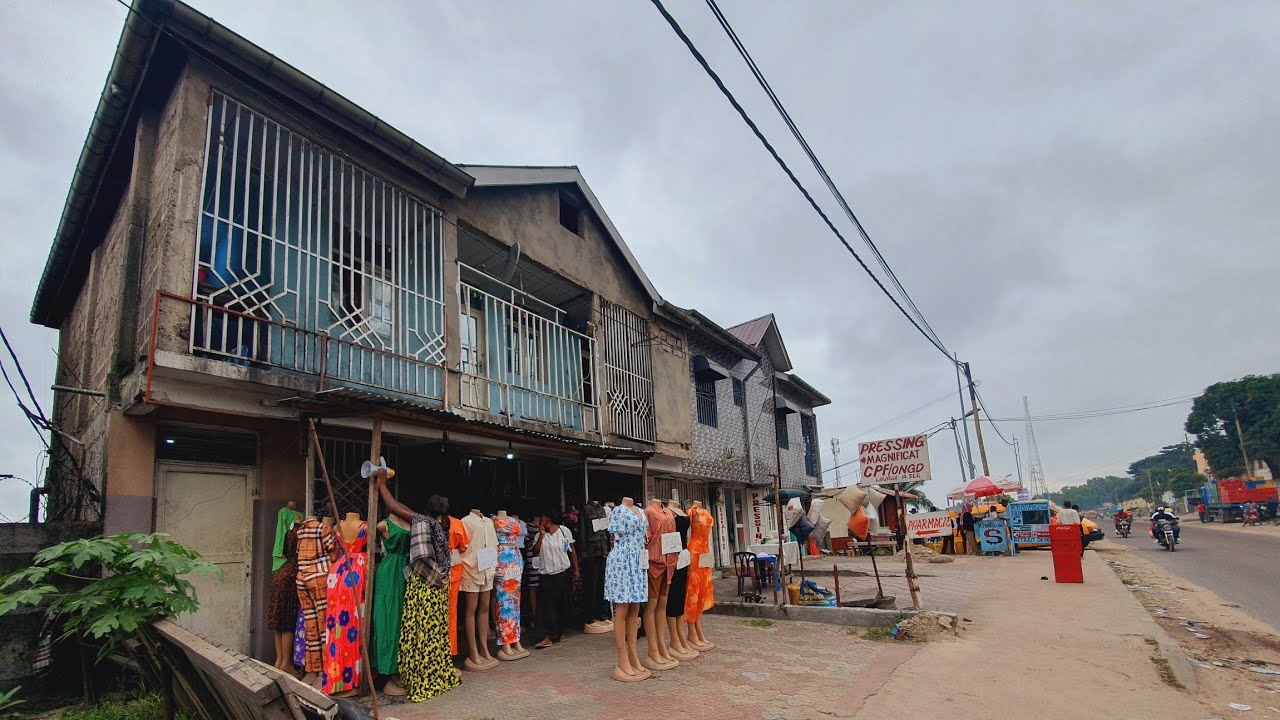 👉RDC/KINSHASA/PARCELLE MISE EN VENTE SUR MACADAME AVEC 2 MAISONS COMMERCIALES ET 2 APPARTEMENTS,