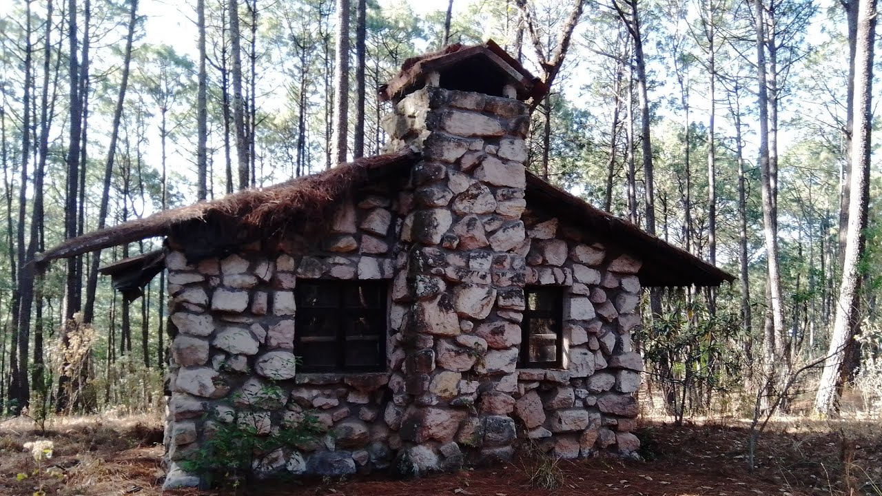La caba&ntilde;a abandonada de la bruja en el bosque 