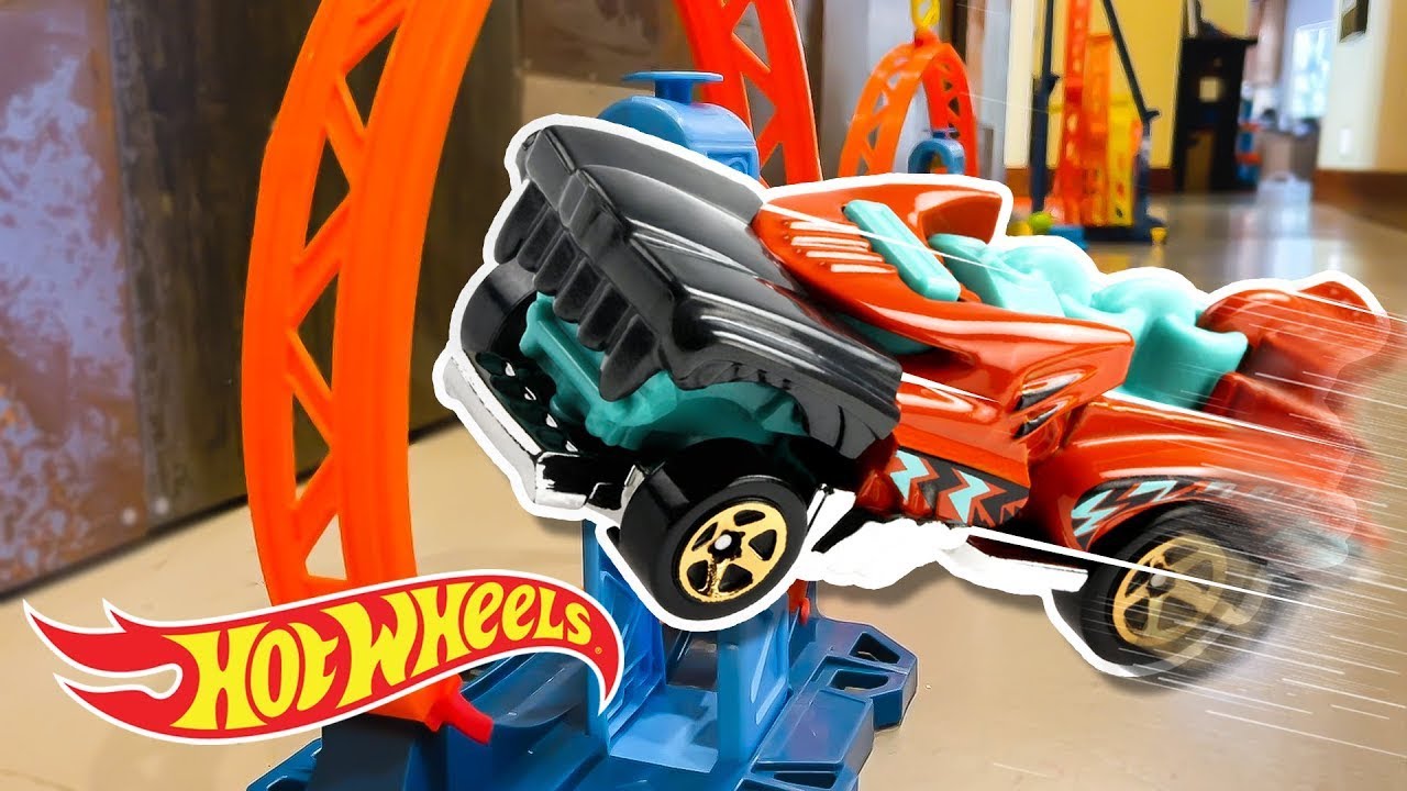 ¡ÉPICA CARRERA DE OBSTÁCULOS! 🦖😱 | Labs Unlimited | @HotWheelsEspañol
