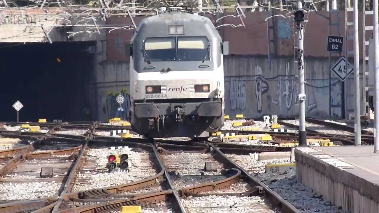RENFE 252 ENGANCHANDO A TALGO EN EDF