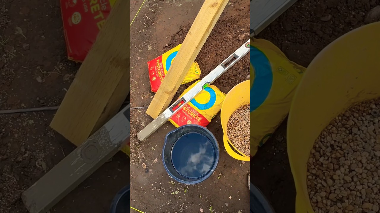 Как установить столб для забора за 60 секунд с помощью постбетона #monkeysspinningmonkeys #diy #с...