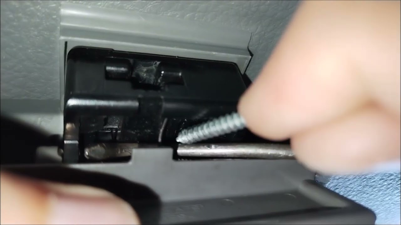 Сломалась ручка бардачка Suzuki SX4. Простой способ открытия.