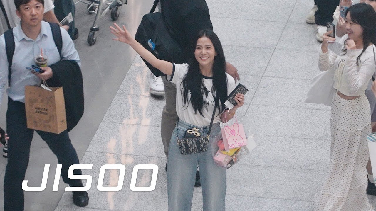 Inside the airport blackpink jisoo 전망대 팬들에게 인사해주는 지수 Departure 4K 240623