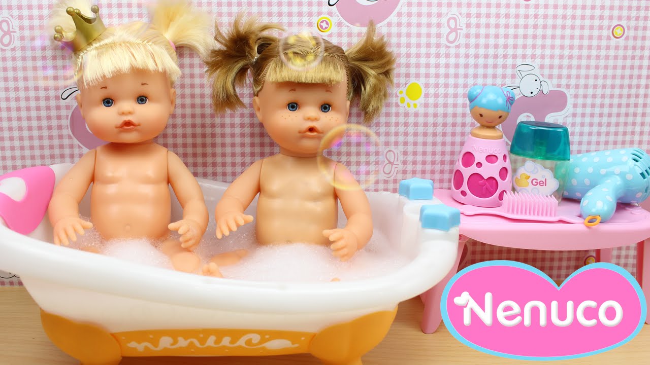 La Bebé Nenuco Princesa Cuca se baña en la bañera y se pone malita | La Nenuco Sara se cae