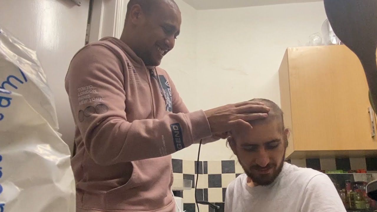 حلقت شعري و حاولت أتبرع بيه