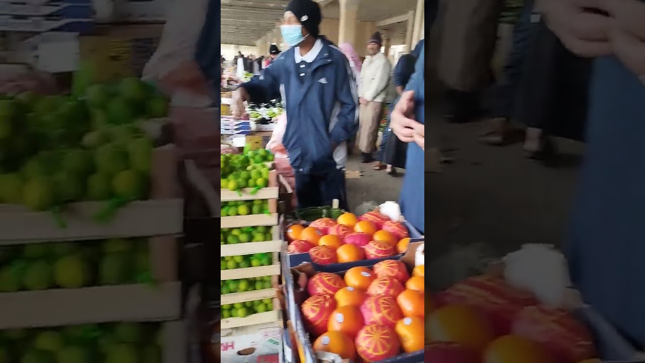 Fruit and vegetable market in Madina