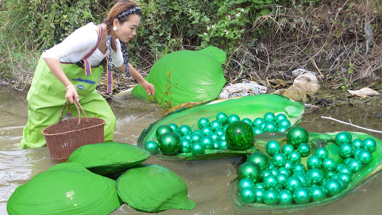 Teenage Girl's Riverbank Adventure Results in Discovery of Giant Mussel and Valuable Pearls