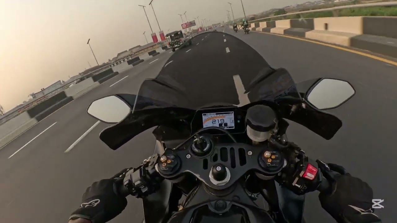 2024 Yamaha R1 vs 2023 corvette C7 stingray insane race