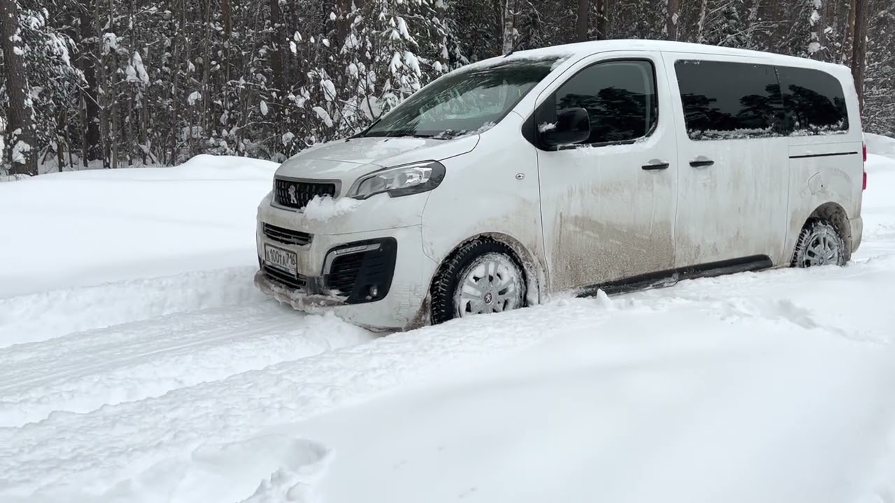 Peugeot Traveller зимой, когда много снега.