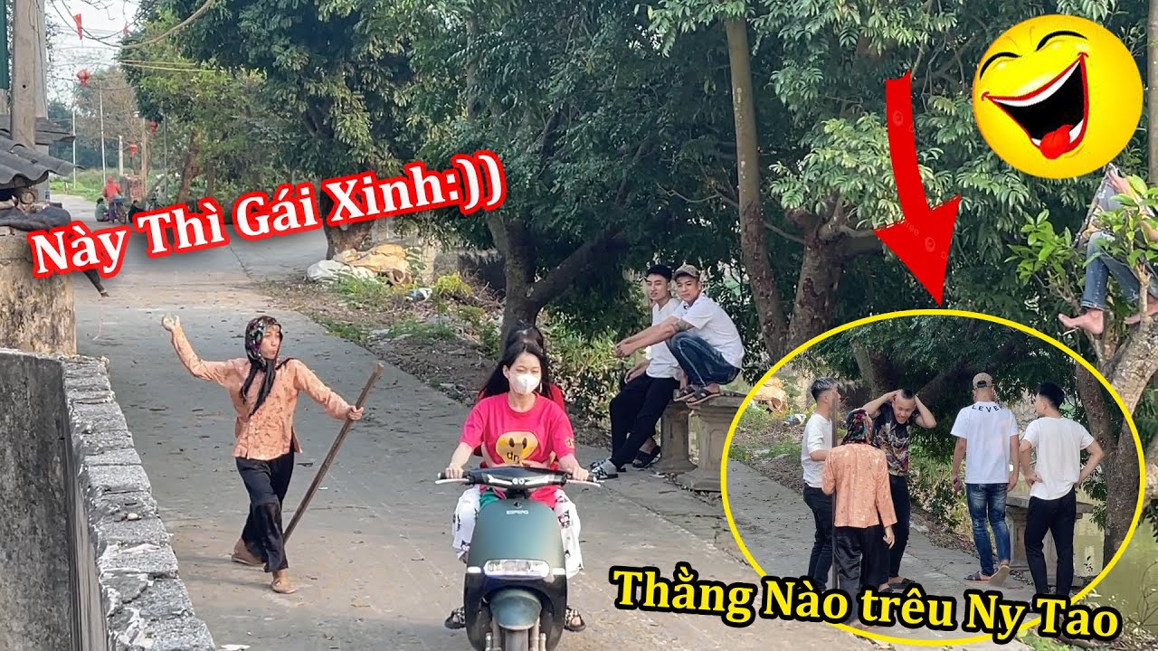 Troll Giả Bà Cụ Ném Bóng Nước Người Lạ Trúng Gái Xinh Tik Tok Bị G.i.a.n.g H.ồ Đến S.ử L.ý