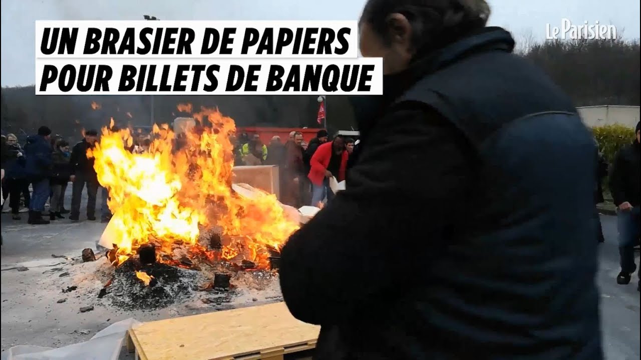 Des salari&eacute;s d'Arjowiggins br&ucirc;lent du papier pour billets de banque