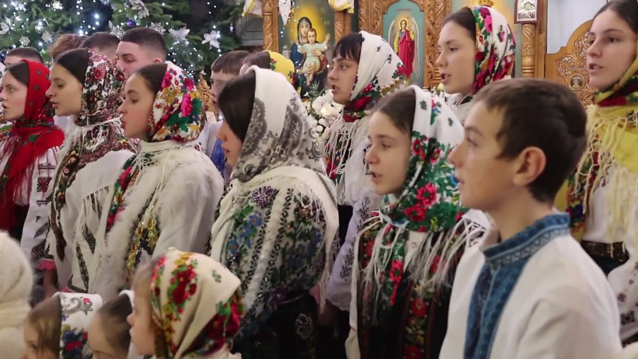 Copiii satului Bхhrinești colindă la Biserica 