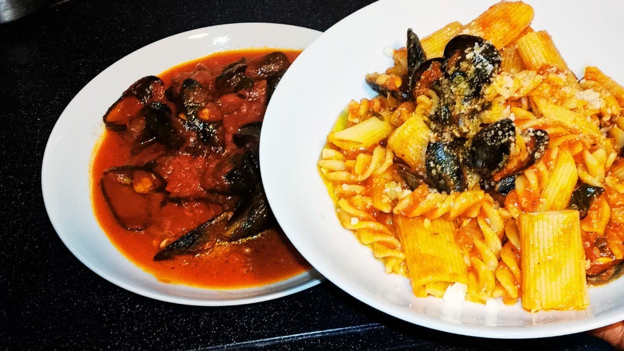 Pâtes aux moules et à la sauce tomate 