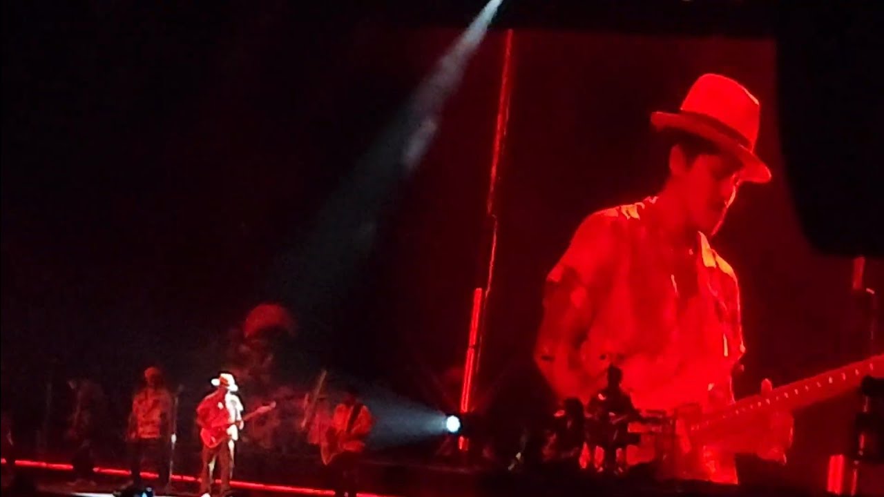 Bruno Mars Live at Tokyo Dome Concert 2022/10/26 - Grenade and Bruno's Best Guitar Solo
