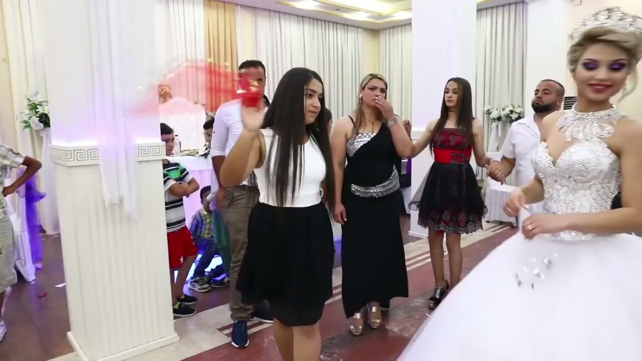 Një nuse si Barbi: SEDA & EMRA dhe fustani i kuq i mrekullueshëm
