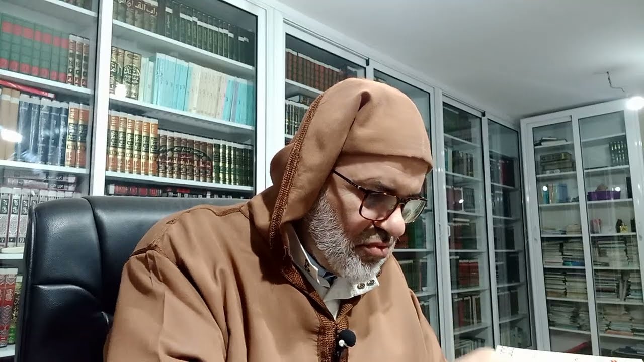 إذا اجتمعت الجمعة مع العيد فلا تسقط إحداهما بالأخرى عند المالكية؛ فصلاة العيد سنة وصلاة الجمعة واجبة