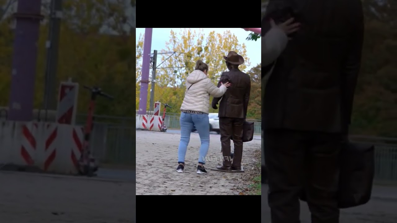 Epic Moving Statue😲 Prank#shorts #livingstatueprank #statueprank #hilariousreaction #prank #cowboy
