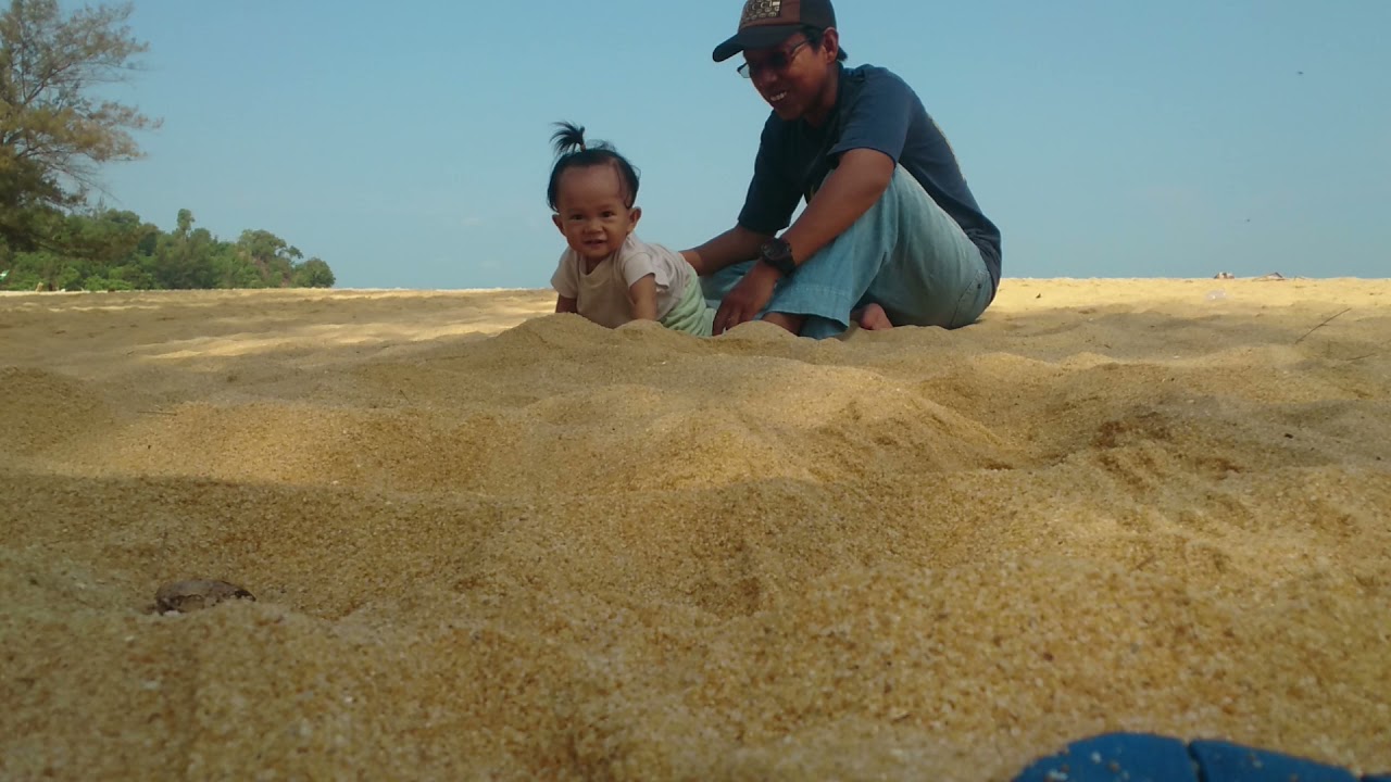 Seru-seruan Raina Al Izama bermain pasir di Pantai