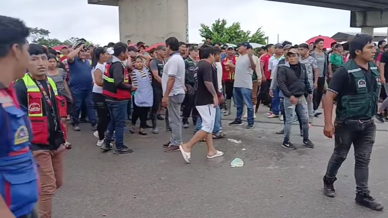 Bolivia. Inicia bloqueo indefinido contra Rodrigo Paz, denuncia combustible alterado o basura