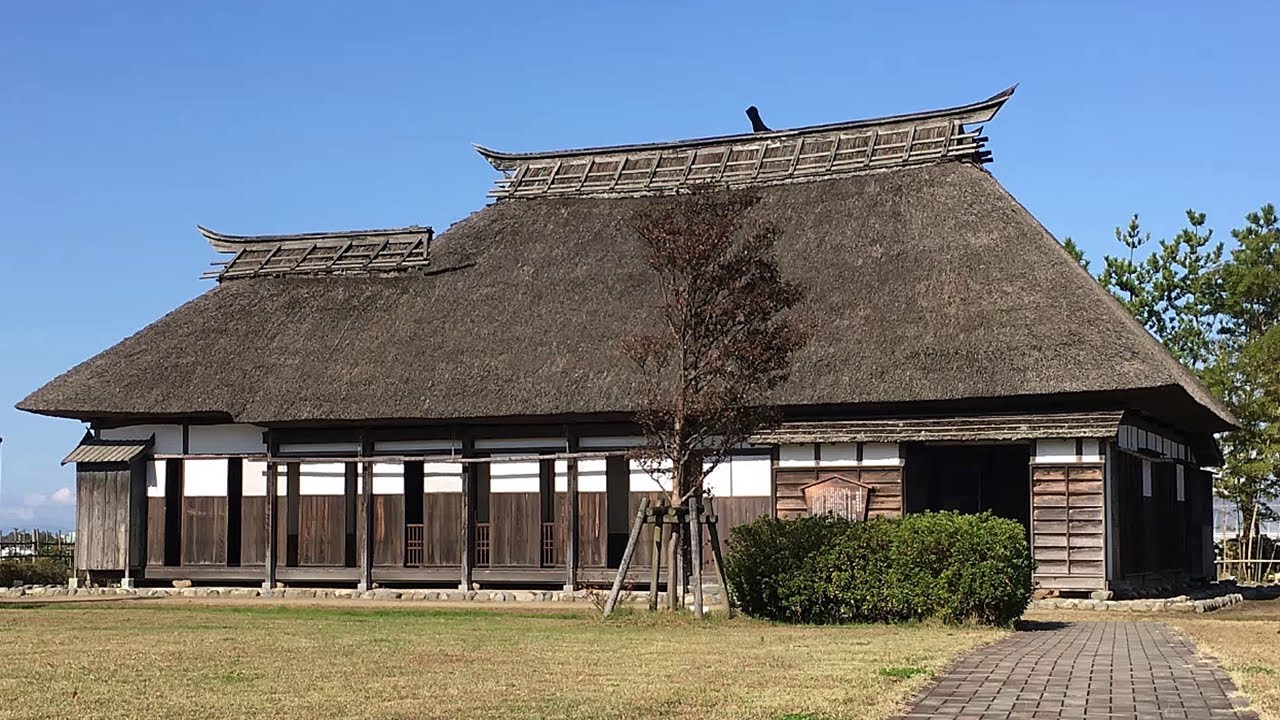 Traditional Japanese Architecture: Exploring a Beautiful Minka with Thatched Roof & Irori