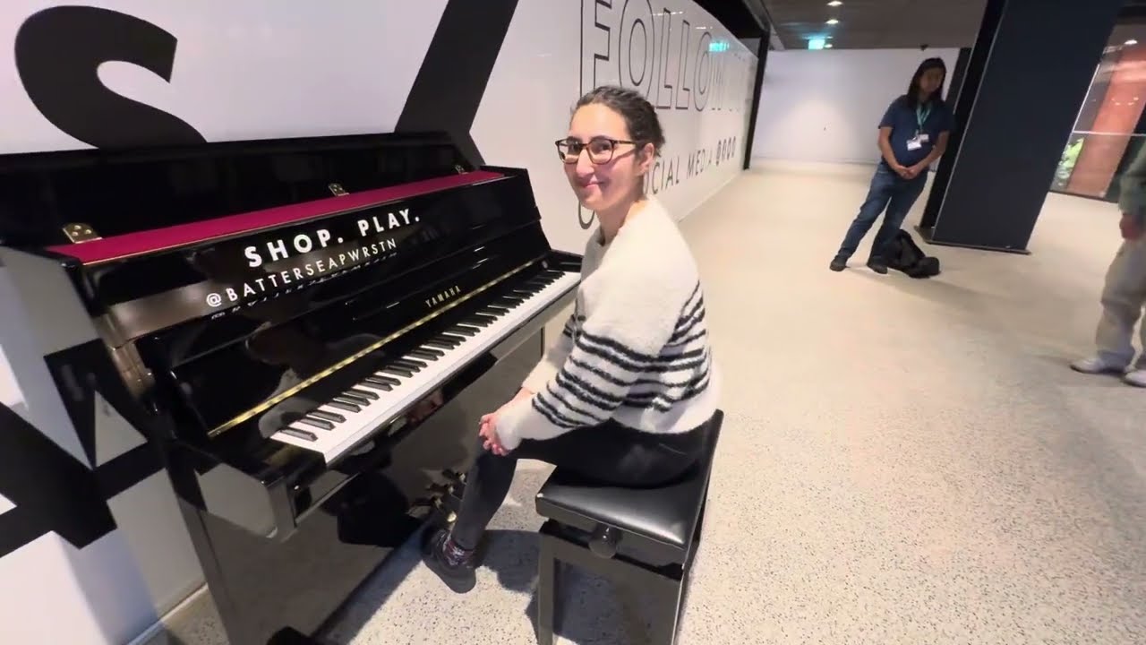 Girl Shakes The Mall With Epic Piano Mashup