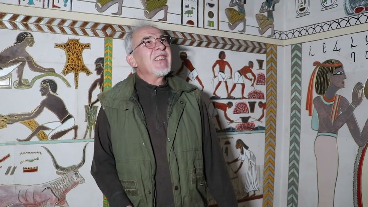 El artista de la Cañada Real: Miguel ha construido una pirámide y un Guernica en el jardín de su cas